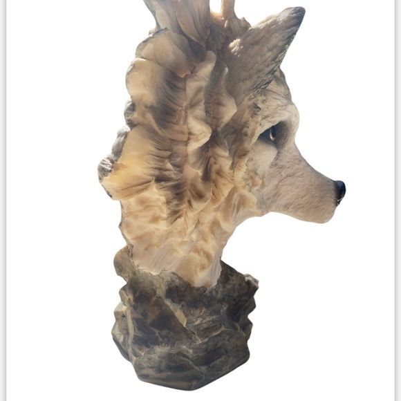 Life-like Wolf Head Sculpture Statue - Picture 4 of 5